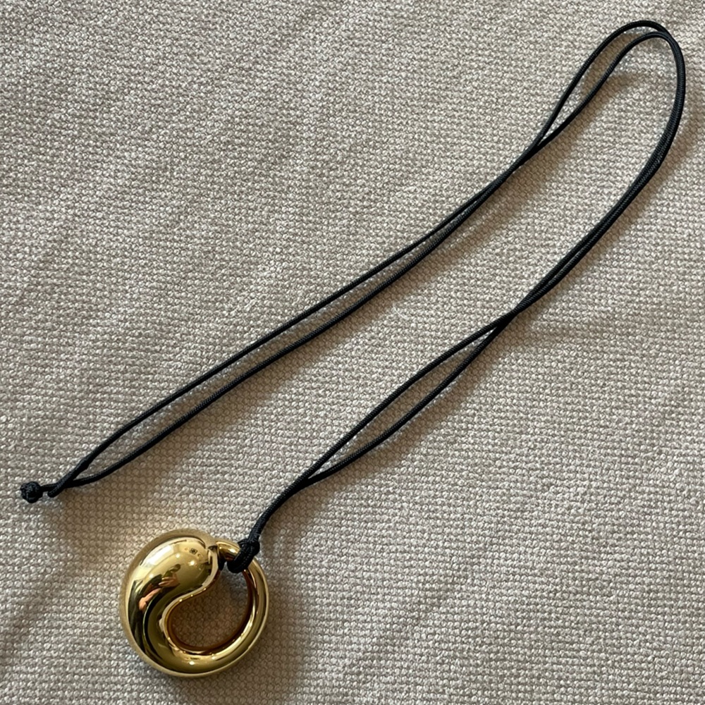 💛Tiffany & Co.💛Elsa Peretti XL Eternal Circle 18 Karat YG Pendant on Cord